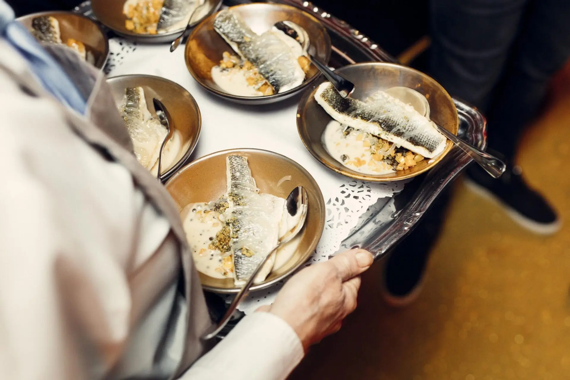Dienblad met pannetjes vis tijdens een walking dinner