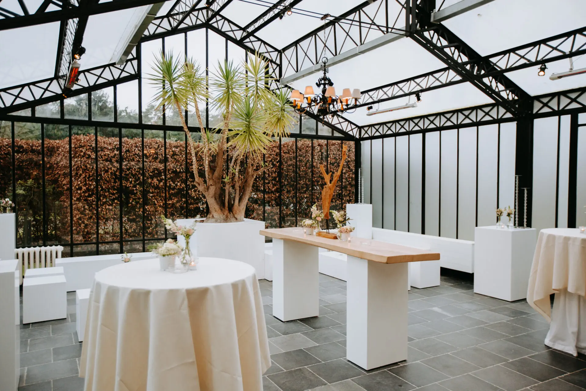 Orangerie van eventlocatie Alta Ripa met statafels