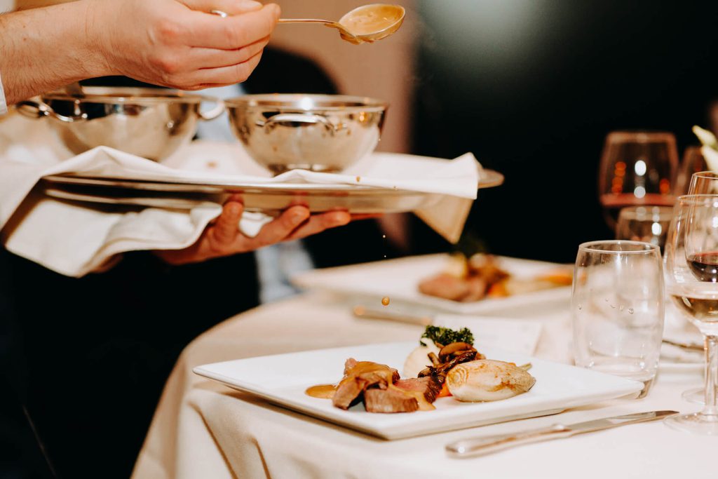 gerecht afwerken aan tafel