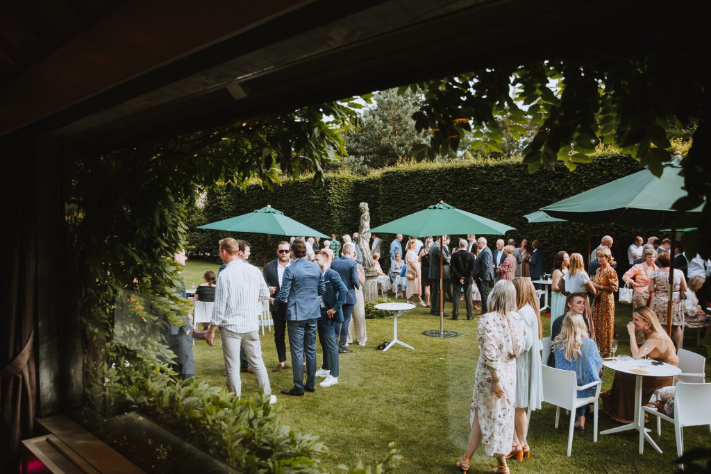 uitzicht op groene tuin grote zaal