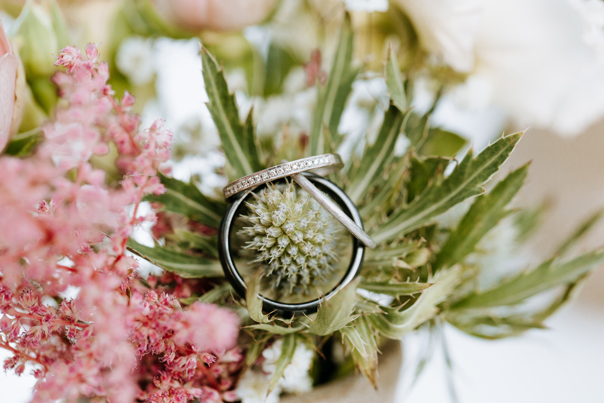 trouwringen met bloemen